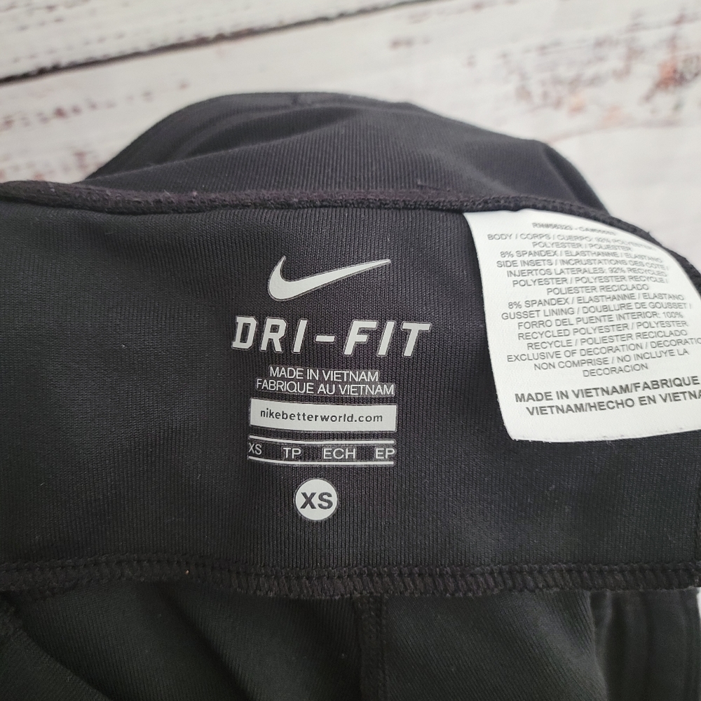 Nike XS capris with zip back waistband pocket - Picture 3 of 5